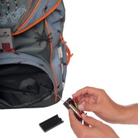 На боковой поверхности рюкзака расположены световые полосы, которые работают от батареек.